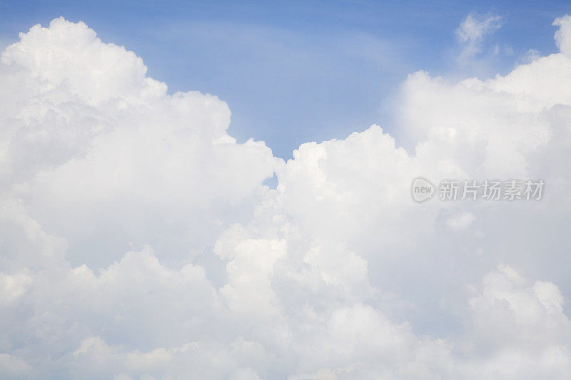 三角区域的蓝天之上的蓬松的云