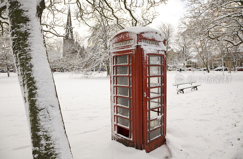 英国电话亭冬天下雪