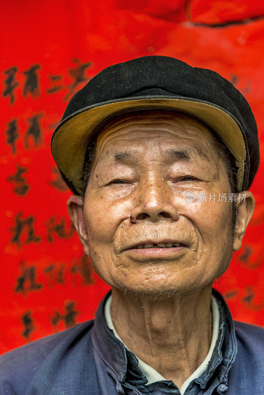 一位年长的中国男子的肖像