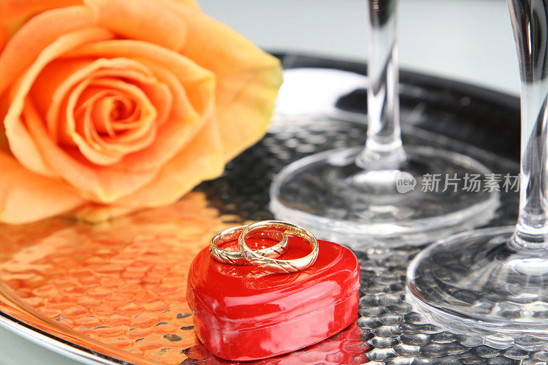 橙色玫瑰和戒指的情人节