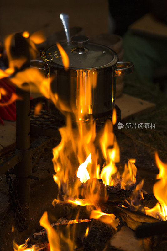 在篝火上做饭