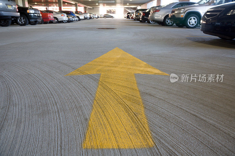 带有巨大黄色箭头的停车场车库内部出口