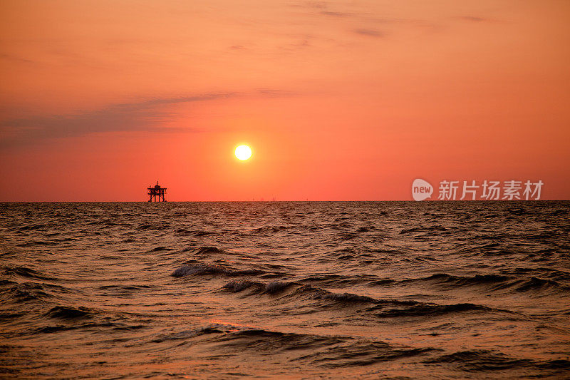 日落的海上石油平台