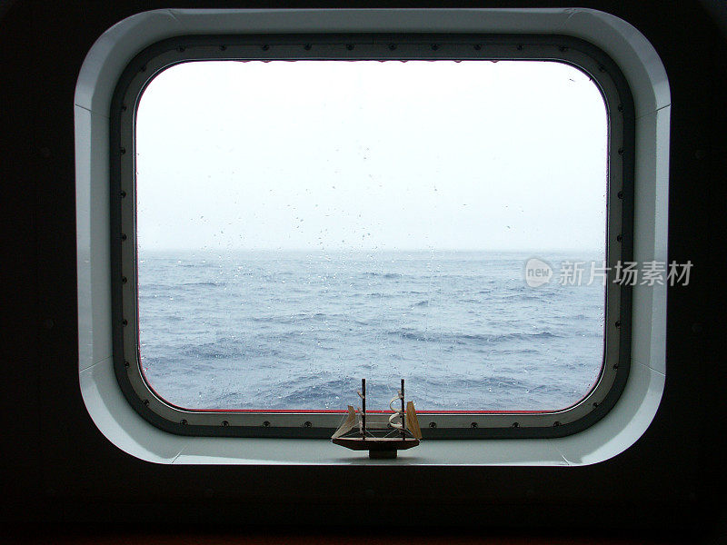 从著名的德雷克海峡上的船舱观看