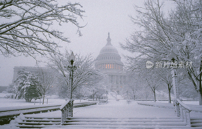 美国国会大厦上午遭遇暴风雪