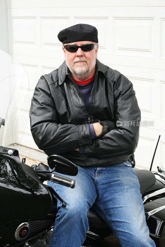 男人骑摩托车休息