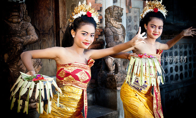 两名身穿传统服饰的巴厘女舞者