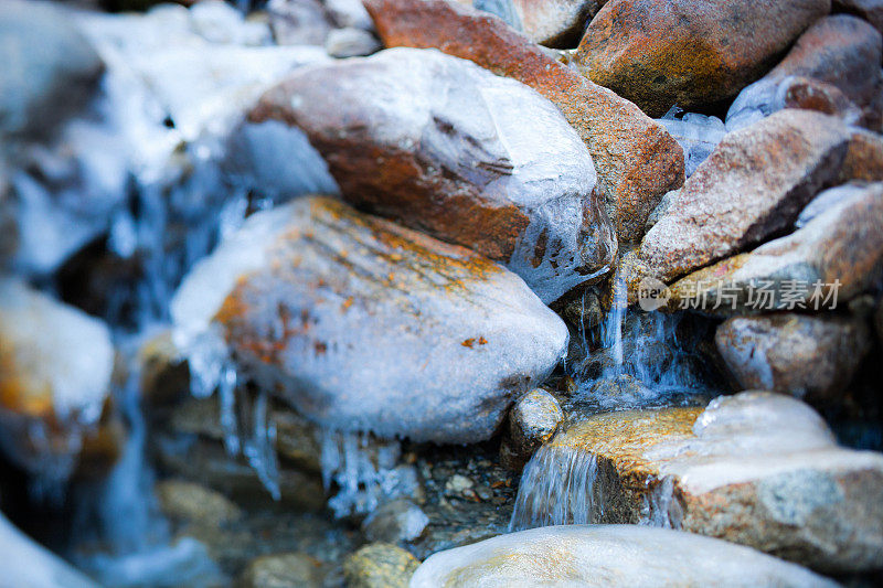冬天，泉水在岩石中流淌