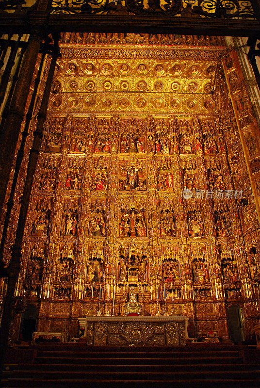 塞维拉大教堂内的祭坛。