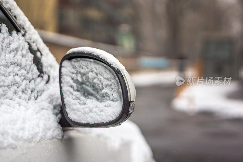 白雪覆盖的汽车后视镜