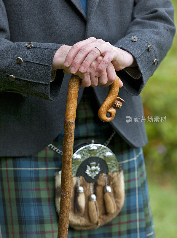 苏格兰方格呢毛皮和双手交叉在传统的苏格兰手杖上