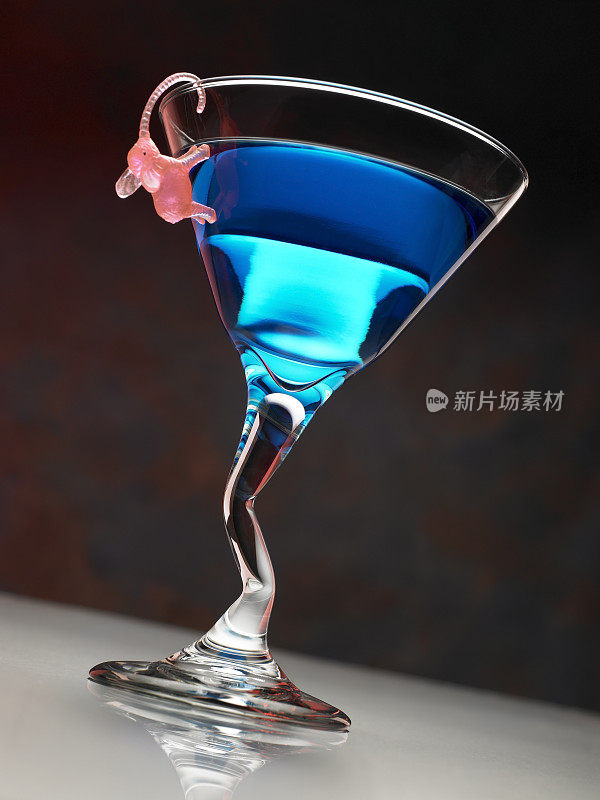 蓝色鸡尾酒在马提尼杯