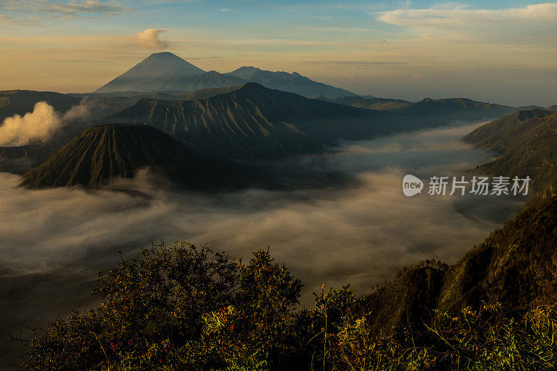 日出时的布罗莫火山