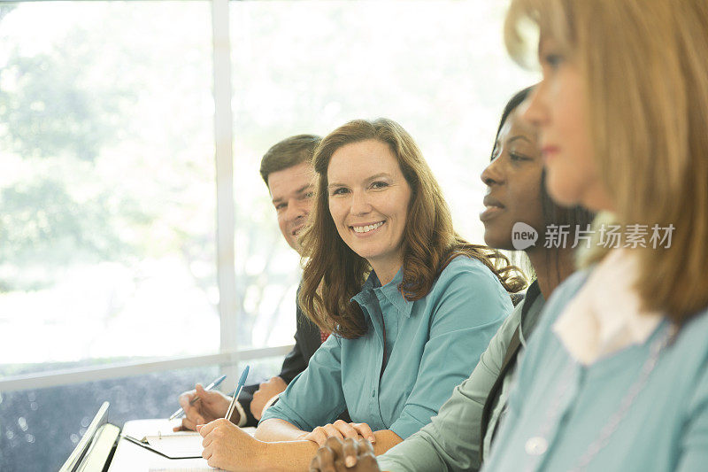 教育:四个成熟的学生在大学教室里。