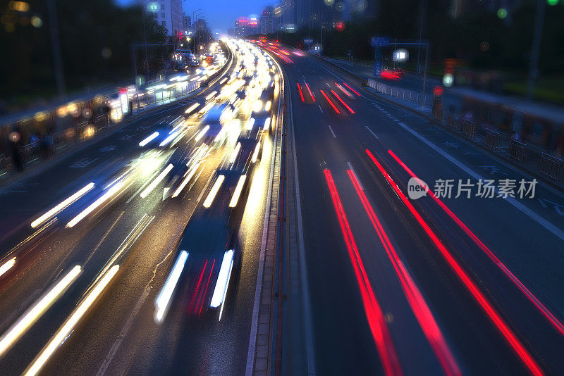 在多车道的高速公路上，拉什屋在夜间的交通信号灯