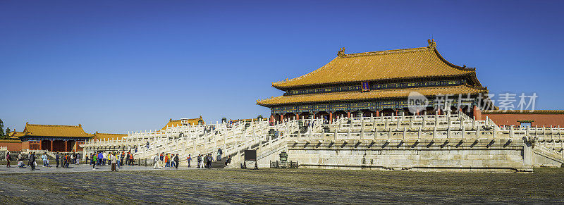 北京成群的游客参观中国紫禁城全景