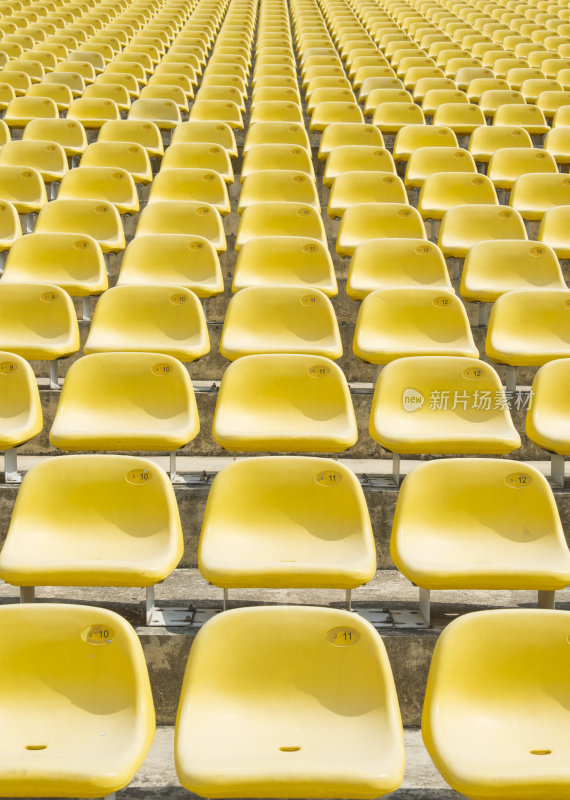 空旷的黄色塑料体育场座位。