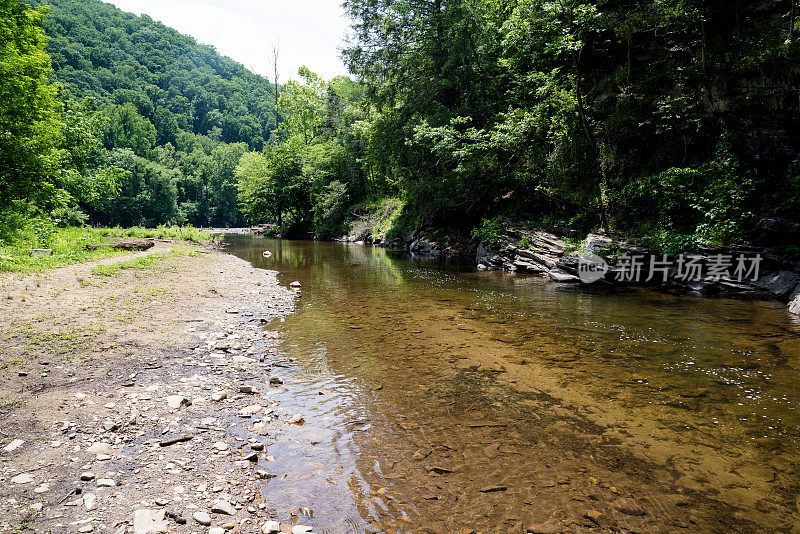 小溪流过小山