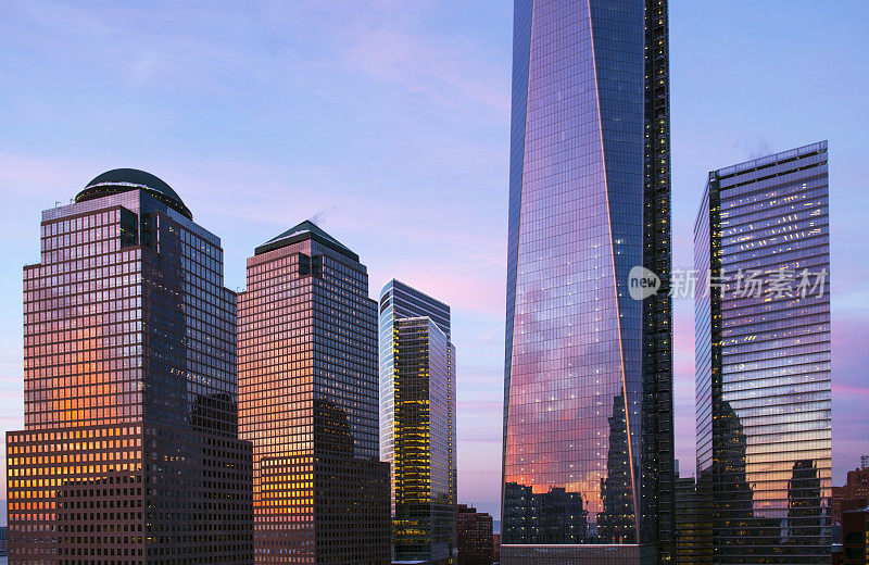 世界贸易中心一号大楼和摩天大楼在夜间，纽约