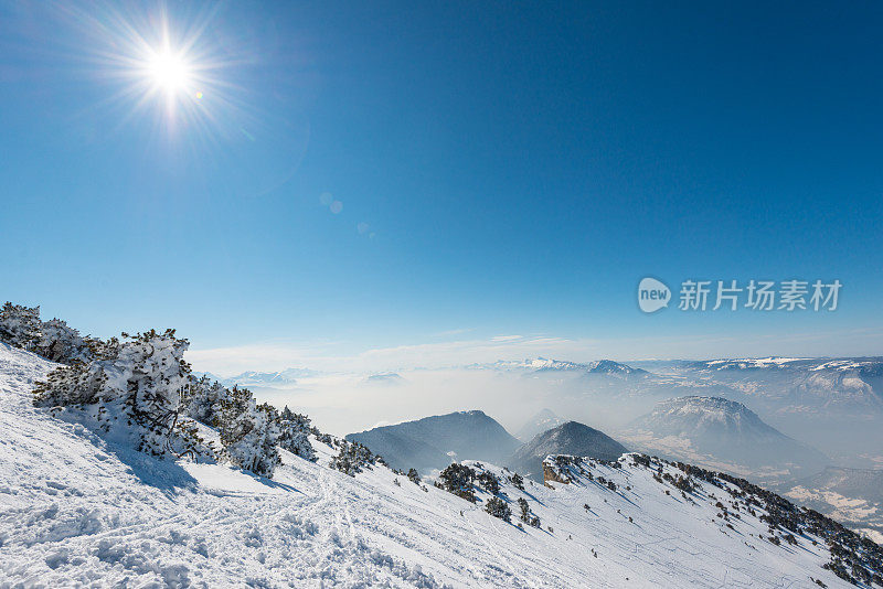 晴天的高山景观