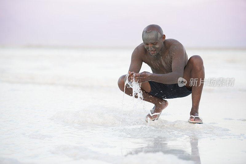 在死海海滩度假的男人。