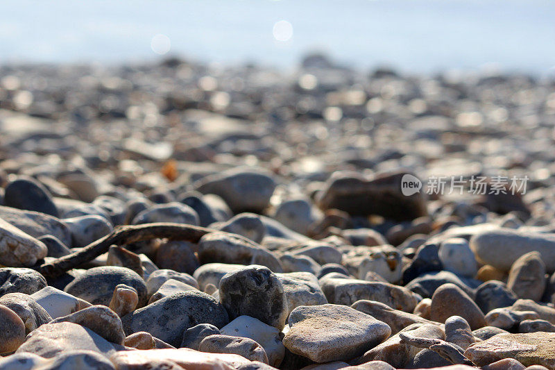 海边天然灰色鹅卵石的图片