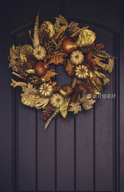 华丽的金色南瓜花环挂在前门