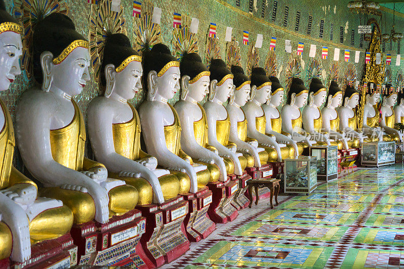 佛像排成一排，有乌敏通泽寺