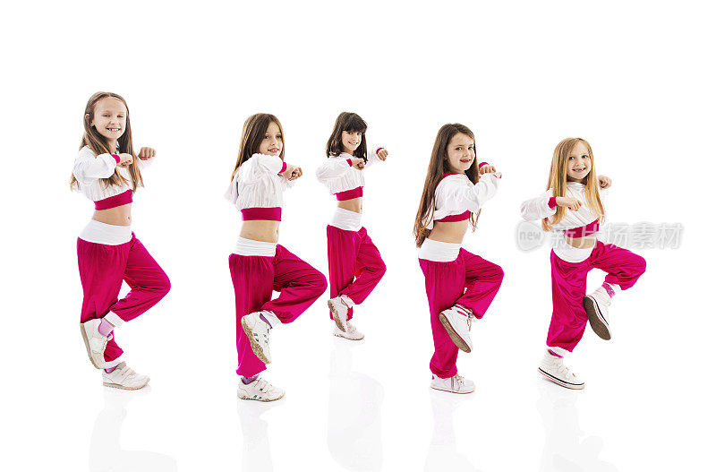 一群小女孩看着镜头跳舞。