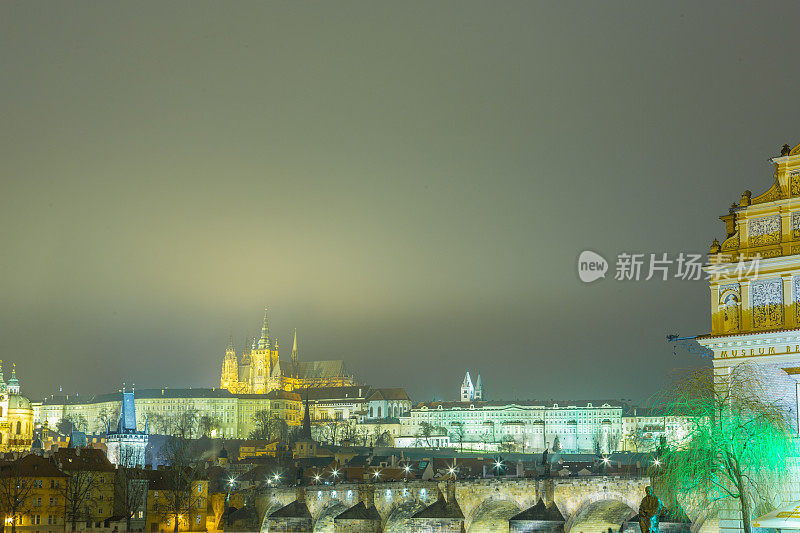 布拉格的风景在夜晚看大教堂和查理大桥