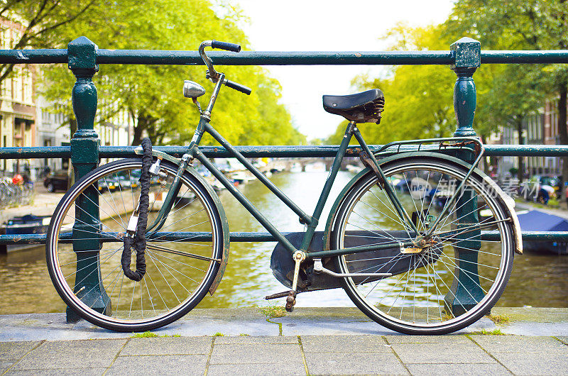 荷兰阿姆斯特丹运河上的自行车桥