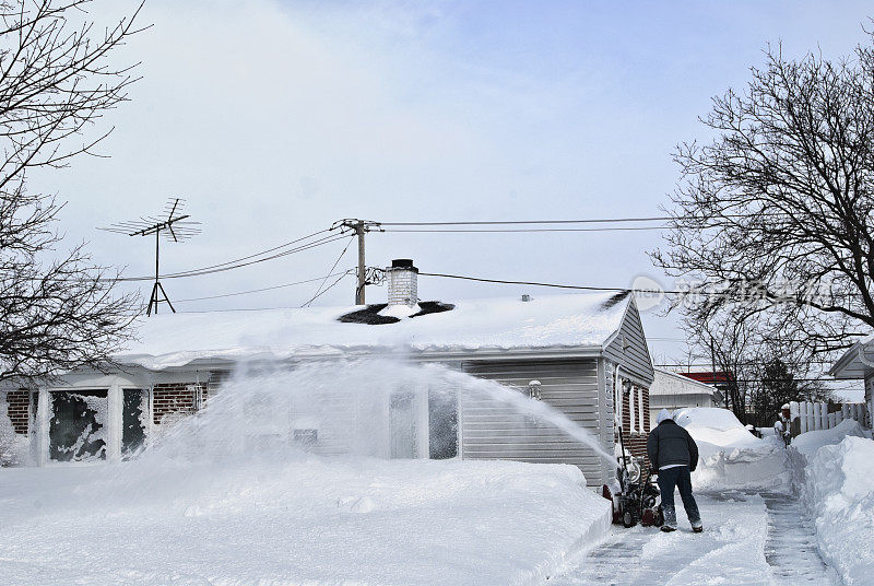 清洁工在暴风雪后用机器清除积雪