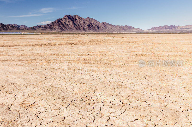 沙漠中干涸的湖床