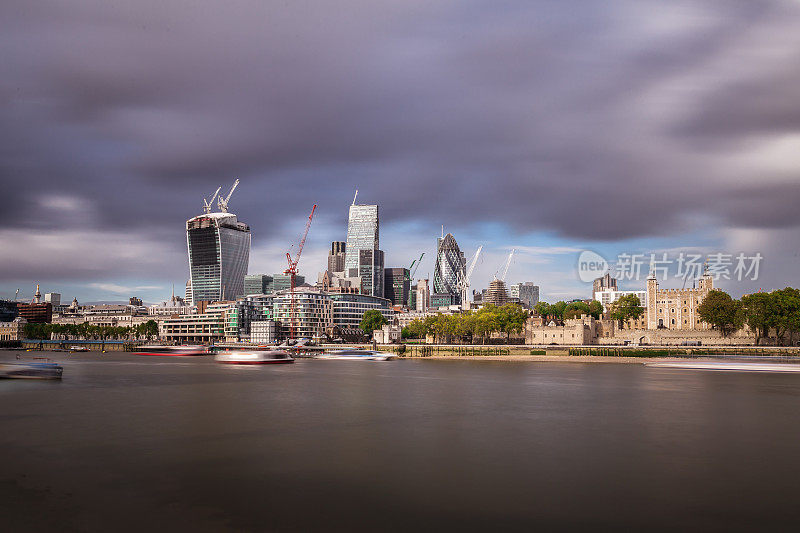 伦敦金融区上空模糊的云朵