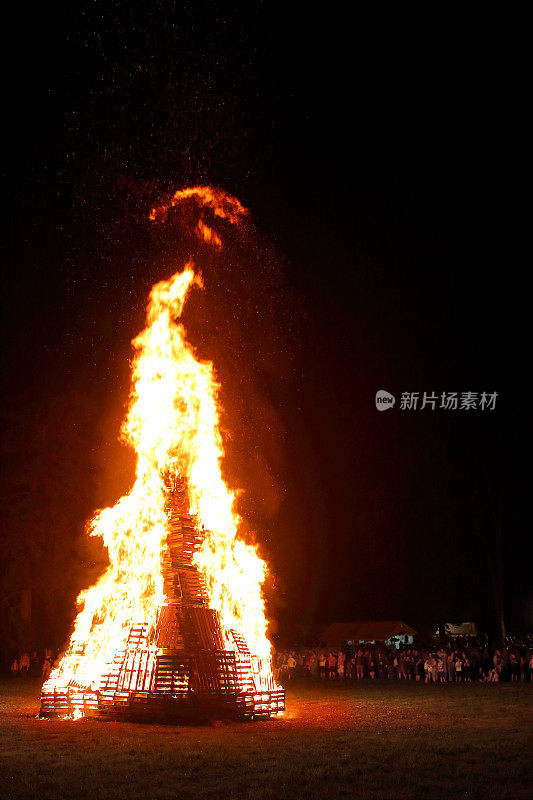 夏天，人们聚集在篝火旁