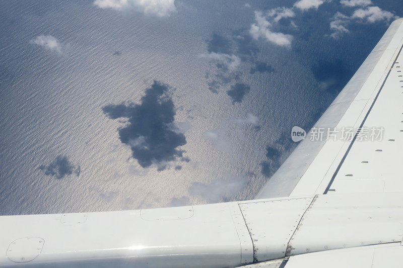 从飞机舷窗看风景