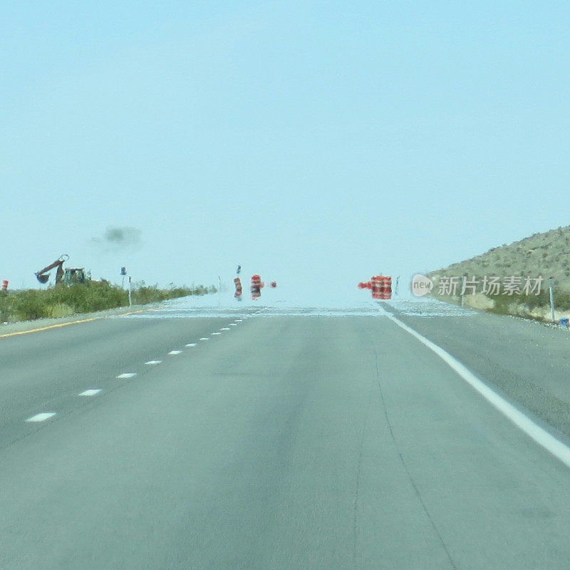 高速公路上的热浪水幻影，内华达沙漠，