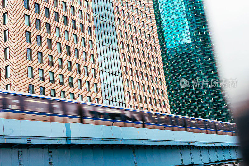 东京的摩天大楼和轻轨列车
