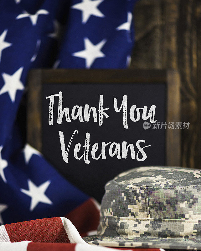 感谢退伍军人。美国国旗上的美国军帽