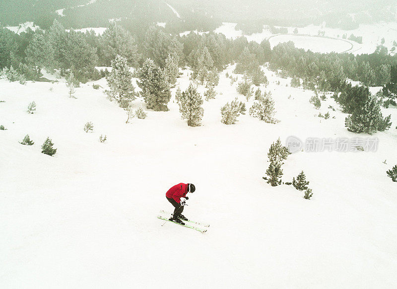 男人在山上滑雪