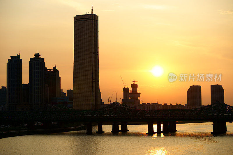 夕阳下的汉江