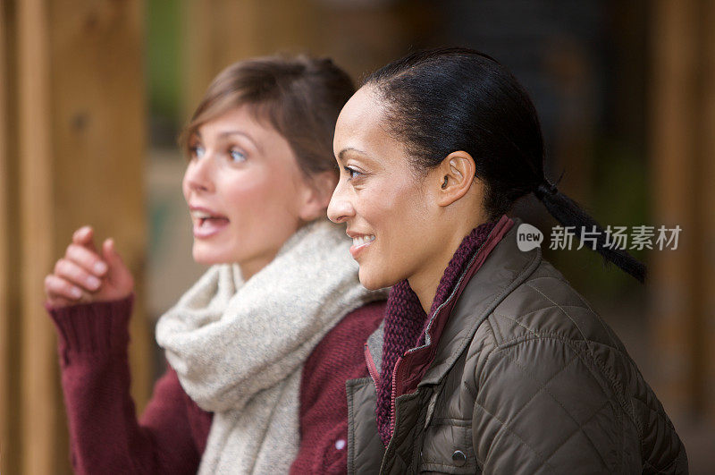 两个年轻女人在和坐在对面的看不见的人交谈