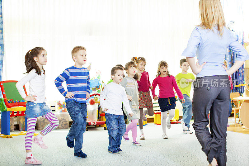 老师和孩子一起锻炼。