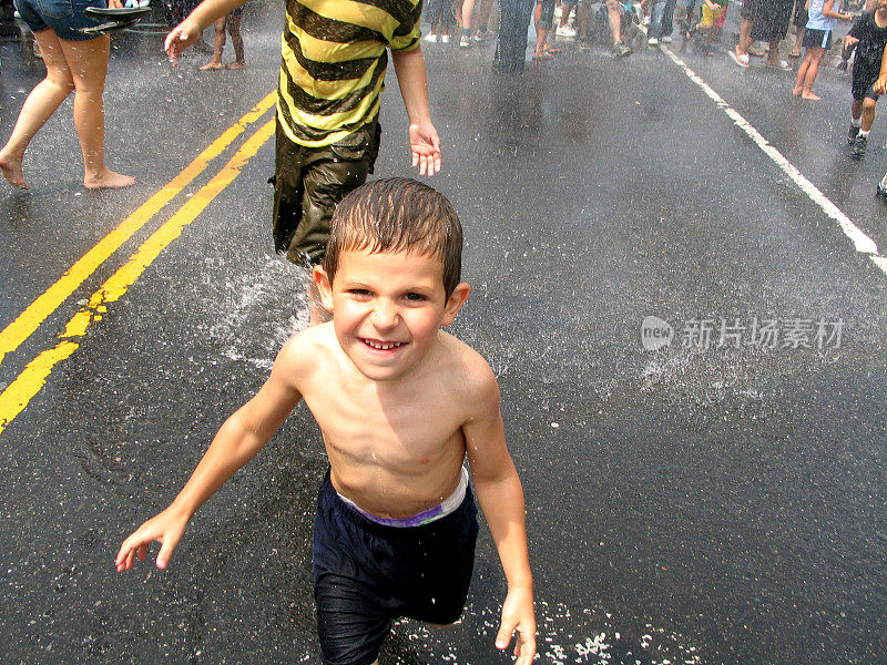 孩子和一群在雨中玩耍的人