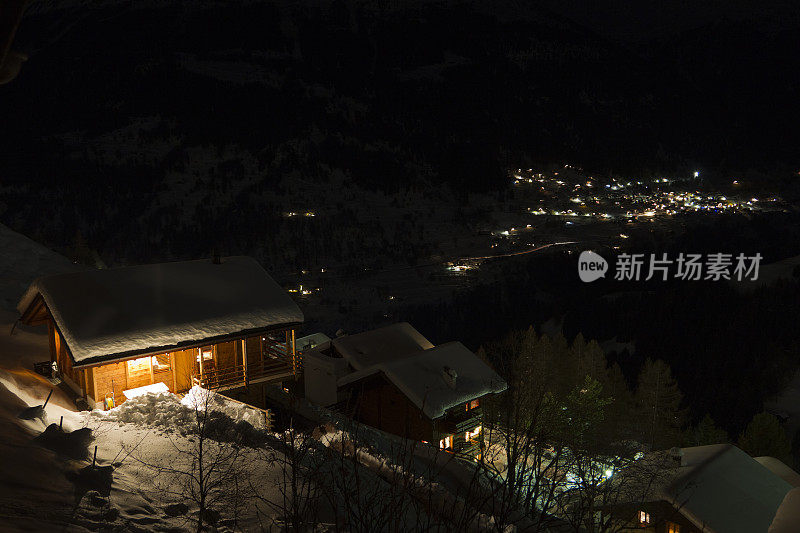 雪中的瑞士山间小屋