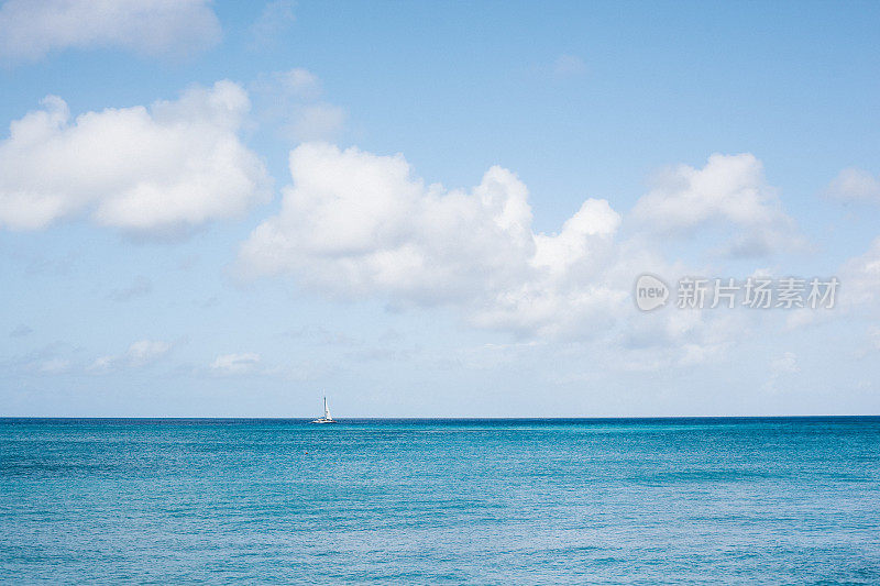 加勒比海风平浪静之日的帆船