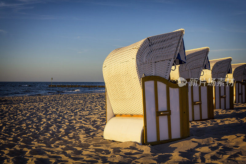 波兰科洛布泽格，夕阳下沙滩上的篮子