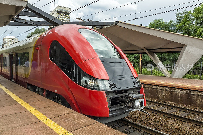 波兰华沙的现代城际列车