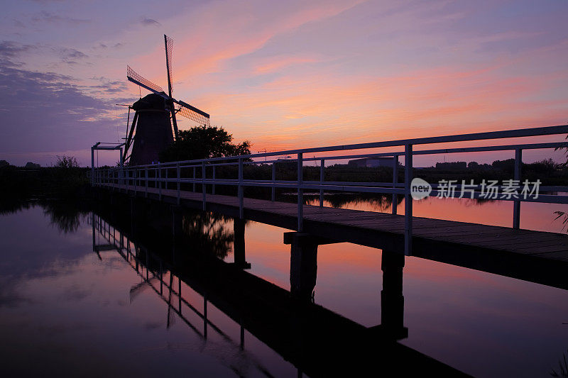 传统的荷兰风车映衬着美丽的日落天空
