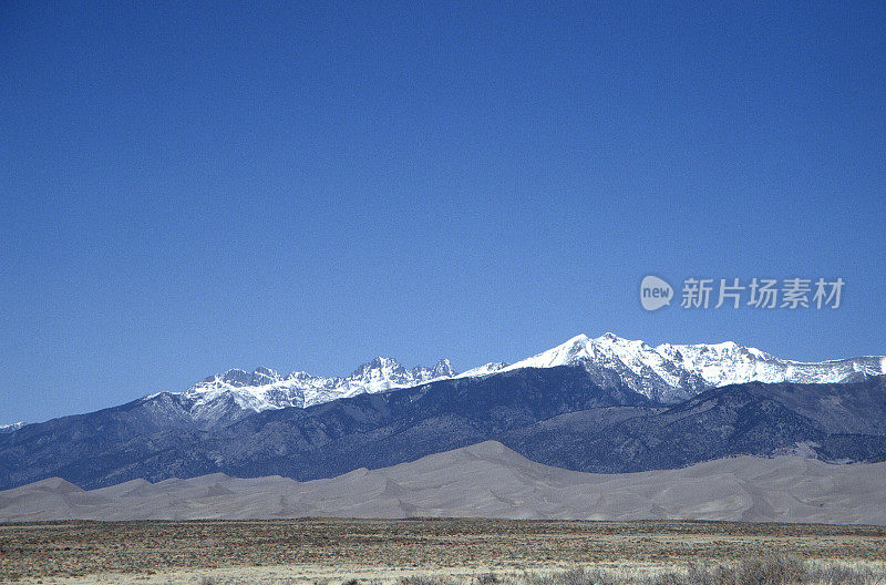 沙丘和雪山